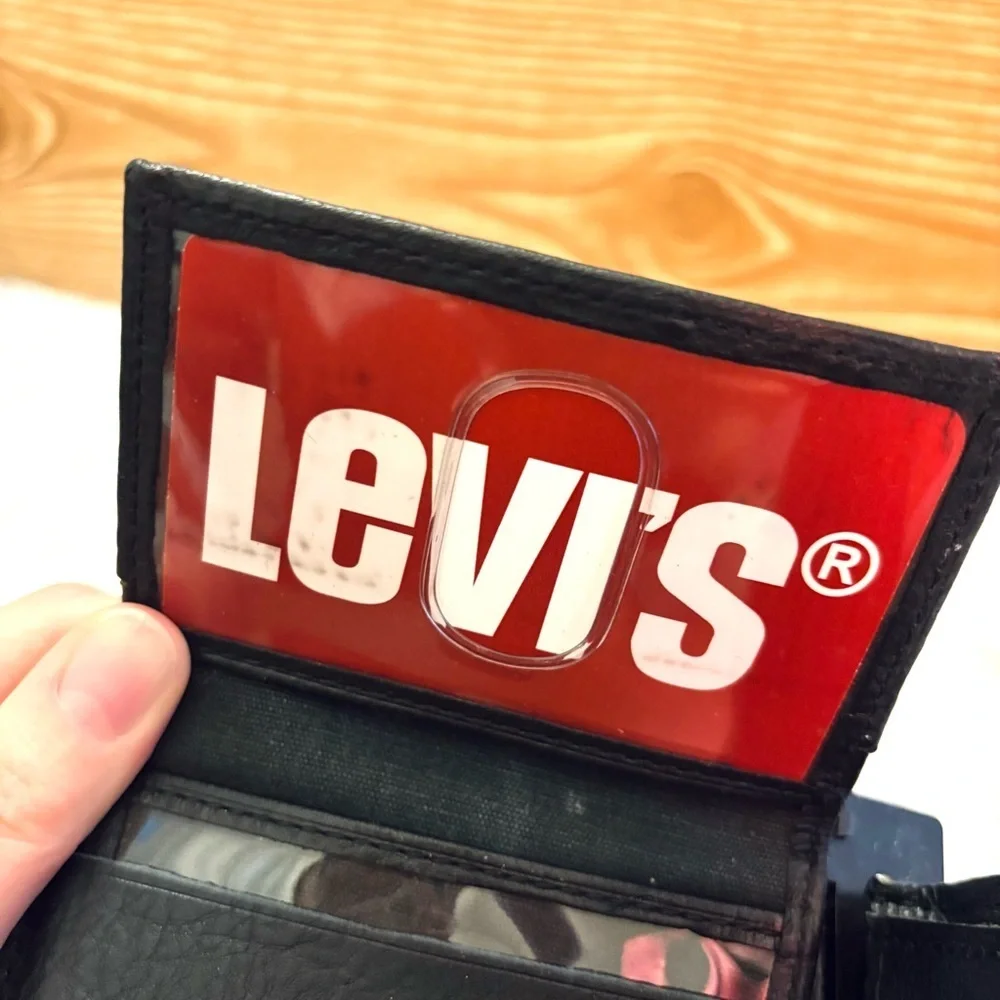 NWT Levi’s Black Leather Distressed Wallet Men’s